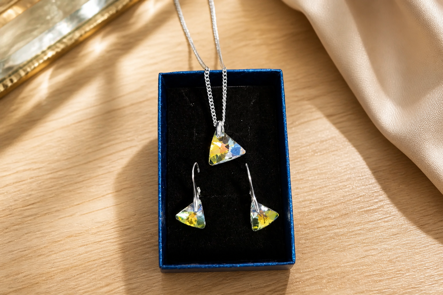 Swarovski kristallidest komplekt "Kolmnurkne sära" - Image 2